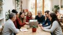 Vereinsmitglieder besprechen ihr Digitalprojekt am Laptop